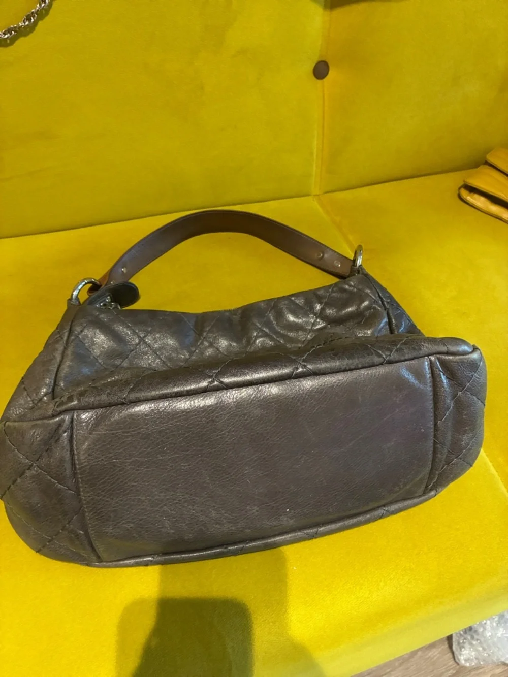 CHANEL Quilted Shoulder Bag in Dark Brown Leather with Gold Hardware - Picture 3 of 8